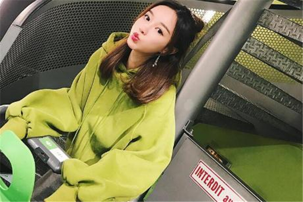 女士卫衣加绒加厚短款,加绒带帽卫衣