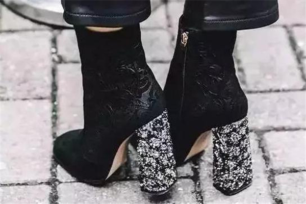 粗跟短靴搭配什么裤子好看,粗跟靴子搭配裤子图片 粗跟短靴搭配什么裤子好看,粗跟靴子搭配裤子图片