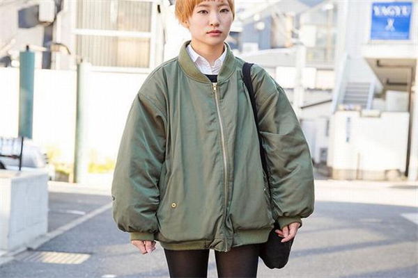 飞行夹克搭配衬衫,飞行员夹克配衬衫