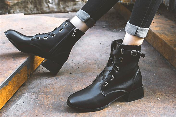 靴子的脚后跟磨脚怎么办,长靴子磨脚后跟怎么办