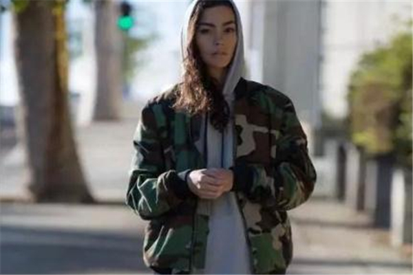 圆领卫衣搭配夹克,卫衣搭配夹克好看吗