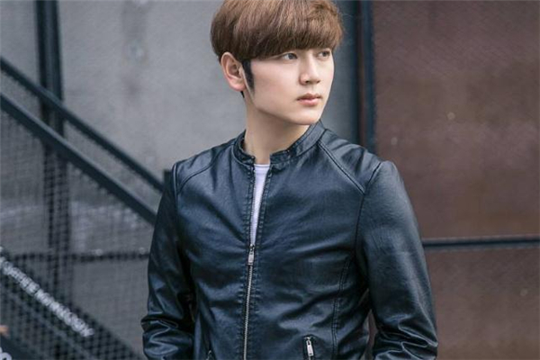 皮夹克可以用洗衣机洗吗,夹克能用洗衣机洗吗