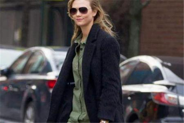 黑色呢子大衣里面搭什么穿,黑色呢子大衣搭配图