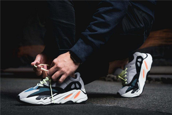 yeezy700脚感很硬吗,yeezy700为什么脚感那么硬