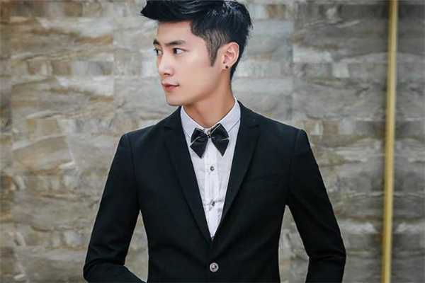 西装后面的开叉要不要剪开,休闲西服后面的开叉要剪开吗 西装后面的开叉要不要剪开,休闲西服后面的开叉要剪开吗