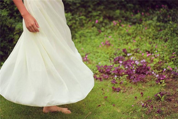 白裙子染色了怎么洗掉,白裙子染色了怎么洗白