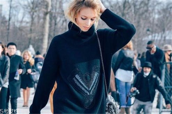 毛衣裙适合什么年龄穿,毛衣裙配什么样的上衣