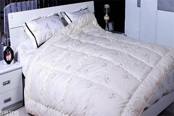 羊毛被可以干洗吗,羊毛被可以干洗吗后还会有味道吗