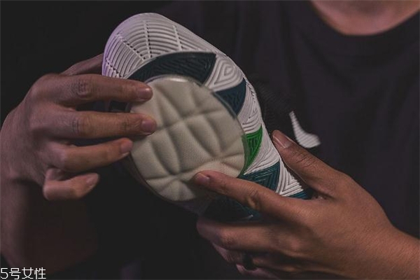 欧文5开箱测评视频,欧文5开箱测评奶油鞋垫能拿下来吗