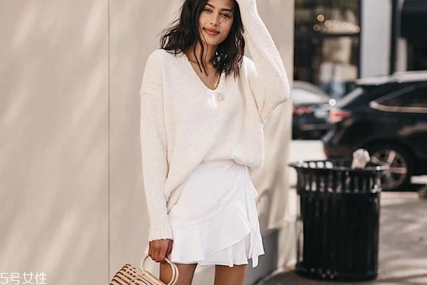 女士v领毛衣里面怎么搭配,v型领毛衣如何搭配 女士v领毛衣里面怎么搭配,v型领毛衣如何搭配