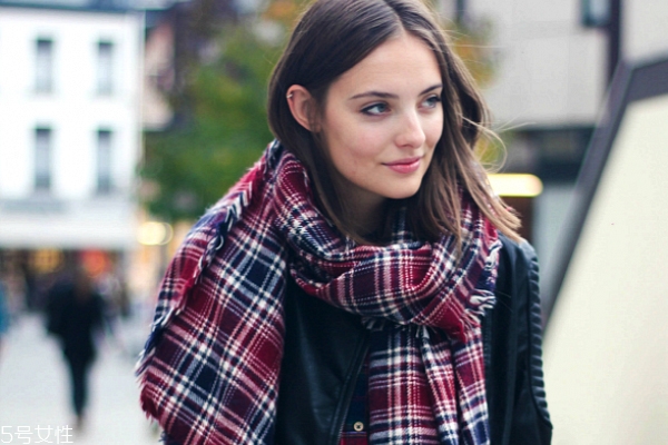 冬季围巾和衣服的搭配,秋冬围巾和衣服配法