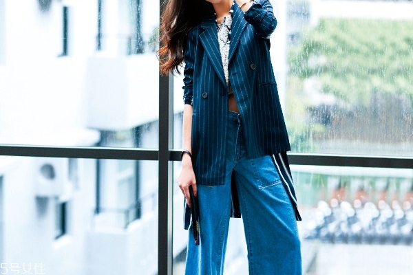 收腰西装外套怎么搭配女,西装外套怎么搭配女生