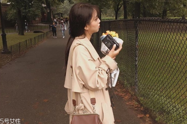 小个子穿风衣多长合适,风衣小个子应穿多长