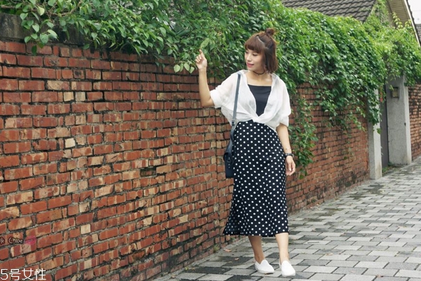 半身长裙怎么搭配,波点半身长裙怎么搭配上衣