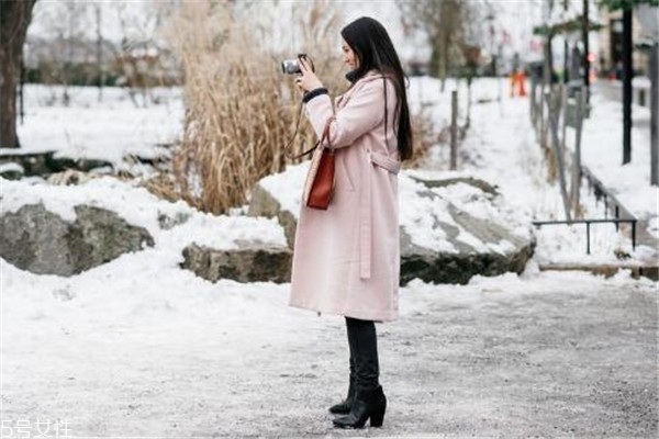 知性的衣服,纯色大衣搭配图片