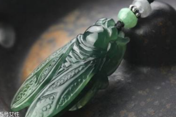 翡翠金蟾吊坠的寓意 寓意都很美好,佩戴翡翠金蟾的寓意 翡翠金蟾吊坠的寓意 寓意都很美好,佩戴翡翠金蟾的寓意