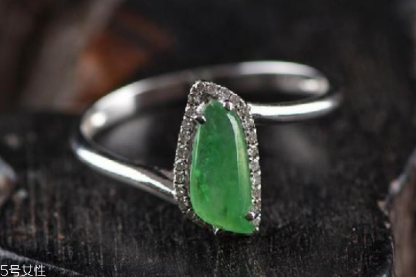翡翠戒指适合什么样的人戴,翡翠戒指适合年轻人佩戴吗