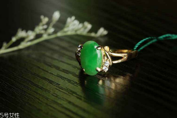 翡翠戒指一般多少钱一个,一个翡翠戒指值多少钱
