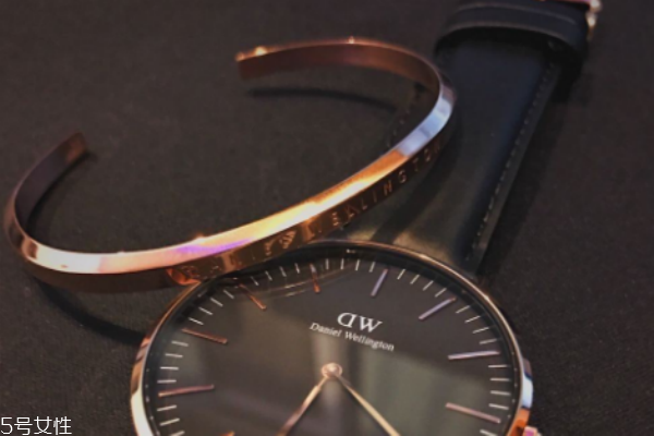 dw手镯怎么戴,dw手镯怎么戴好看