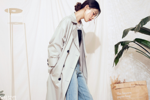 风衣上的油渍怎么洗掉,风衣油渍如何处理