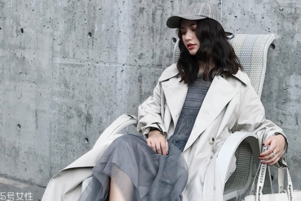 风衣双排扣的设计好处,双排扣的风衣给人的感觉