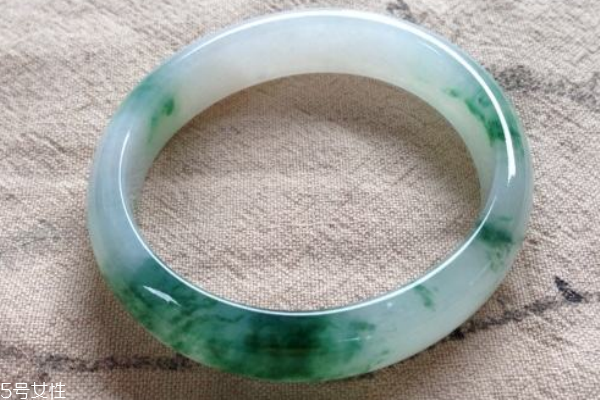 翡翠手镯贵妃好还是圆镯好,手镯是贵妃镯好还是圆形的手镯好