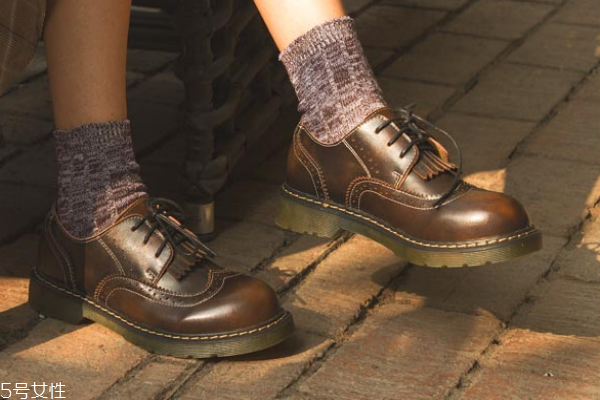 新买的皮鞋为什么会臭,皮鞋为什么会臭