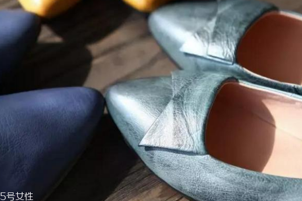 男士穿皮鞋为什么不能穿白袜子,穿皮鞋为啥不能穿白袜子