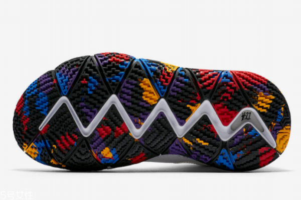 欧文4ncaa鞋底随机吗,欧文四鞋底