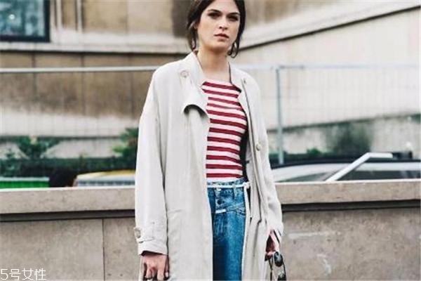 奶杏色大衣搭配什么颜色,奶杏色大衣怎么搭配下装