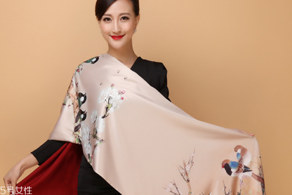 真丝围巾怎么搭配衣服图片,真丝围巾搭配什么衣服 真丝围巾怎么搭配衣服图片,真丝围巾搭配什么衣服