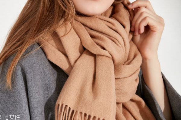 羊毛围巾掉毛怎么办 教你几招处理方法,羊毛围巾掉毛怎么办?