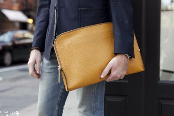 皮包可以用酒精擦吗,皮质包包可以用酒精擦吗