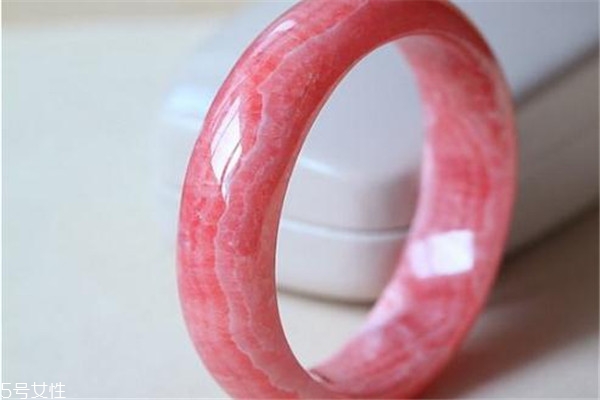 适合戴红纹石的人,戴红纹石有什么好处吗