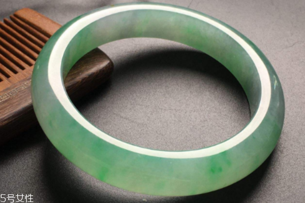 阳绿手镯价格,阳绿翡翠手镯图片