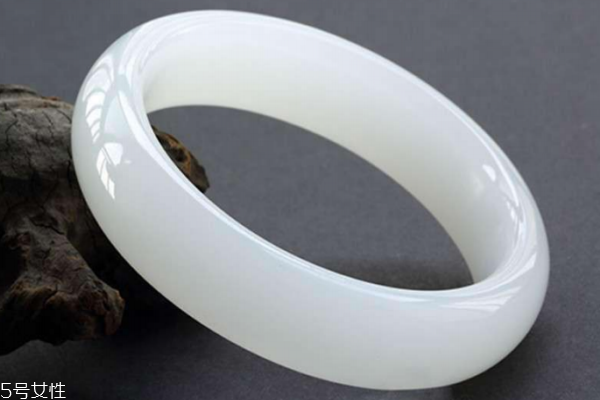 昆仑玉和和田玉的区别,昆仑玉和和田玉的区别图