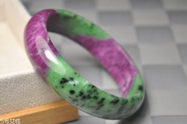 红绿宝多少钱一克,红绿宝多少钱一克拉 红绿宝多少钱一克,红绿宝多少钱一克拉