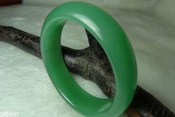 东陵玉和翡翠的区别是什么?,东陵玉和黄龙玉哪个好 东陵玉和翡翠的区别是什么?,东陵玉和黄龙玉哪个好