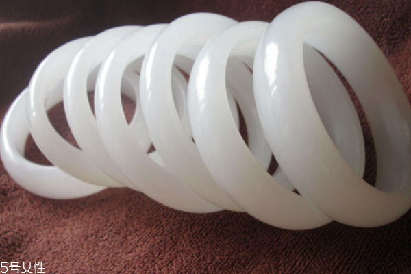 阿富汗白玉值钱吗,阿富汗白玉值钱吗 收藏价值不高