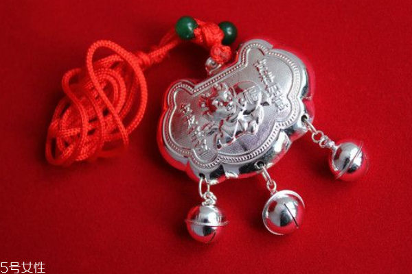 长命锁买金的还是银的好,长命锁是金的还是银的