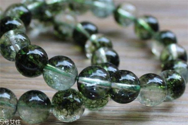 绿幽灵可以和什么水晶一起戴,戴绿幽灵水晶的好处 绿幽灵可以和什么水晶一起戴,戴绿幽灵水晶的好处
