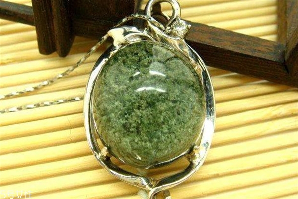 绿幽灵水晶佩戴禁忌,绿幽灵水晶佩戴禁忌及注意事项有哪些