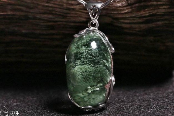 绿幽灵水晶的寓意及功效,绿幽灵水晶的寓意