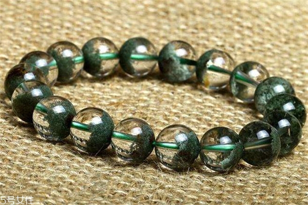 绿幽灵水晶手串的功效和禁忌,水晶绿幽灵功效和作用 绿幽灵水晶手串的功效和禁忌,水晶绿幽灵功效和作用