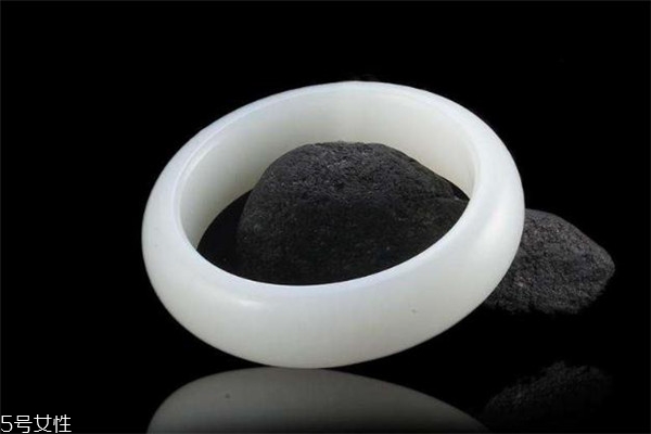 真正的和田玉手镯多少钱一个,和田玉碧玉手镯价格一般是多少钱 真正的和田玉手镯多少钱一个,和田玉碧玉手镯价格一般是多少钱