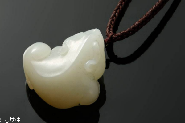 和田玉吊坠怎么看真假,和田玉吊坠怎么识别真假的方法 和田玉吊坠怎么看真假,和田玉吊坠怎么识别真假的方法