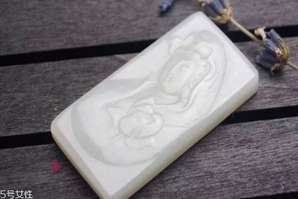 和田玉和翡翠哪个好,有什么区别,和田玉跟翡翠哪个更好 和田玉和翡翠哪个好,有什么区别,和田玉跟翡翠哪个更好