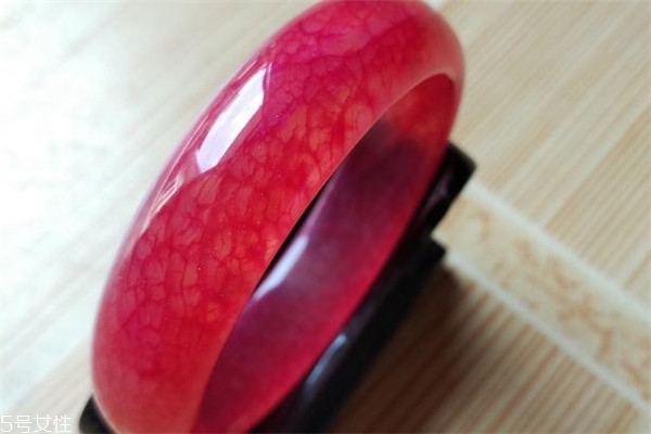 血玉怎么鉴定真假鉴别,血珀手镯怎么辨别真假
