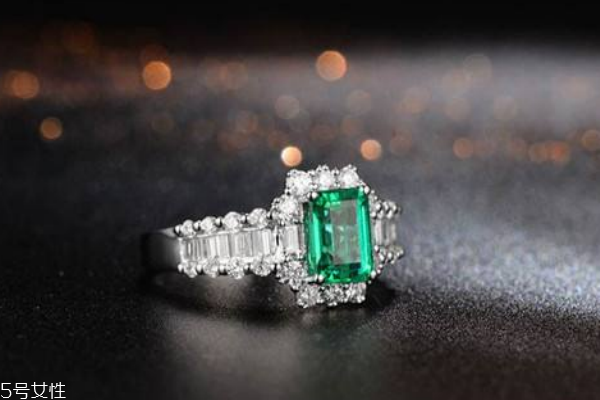 祖母绿和钻石哪个贵,祖母绿和钻石哪个值钱