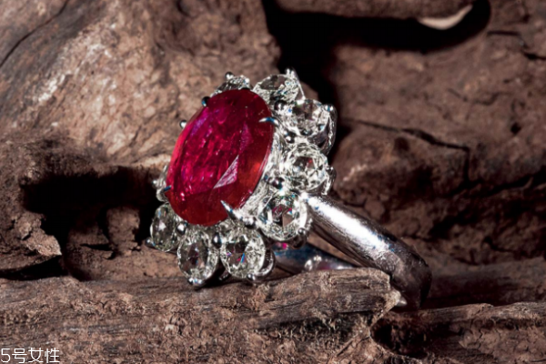 鸽血红宝石多少钱一克拉,天然鸽血红宝石多少钱一克